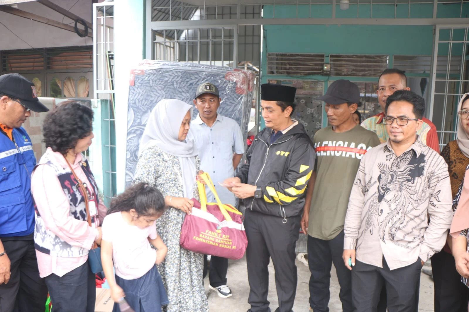 Bahasan Serahkan Bantuan kepada Warga Terdampak Kebakaran di Dharma Putra
